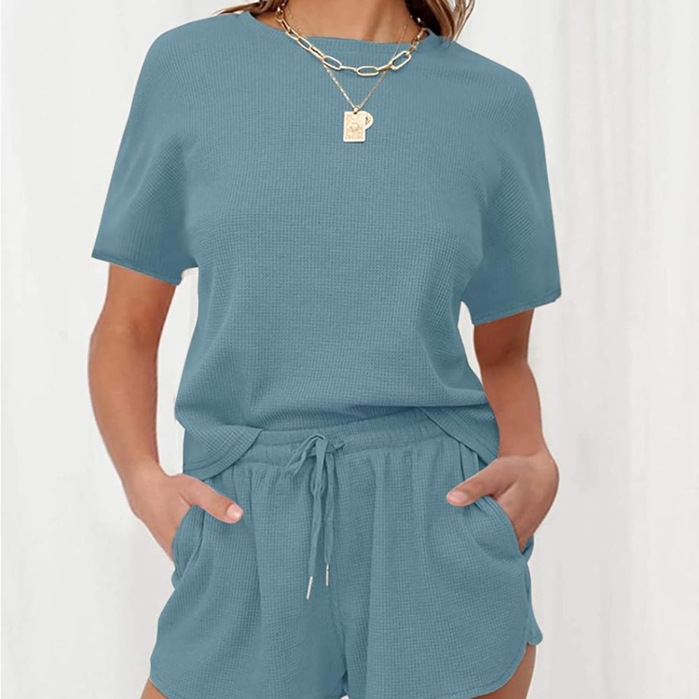 Women’s shorts and top Set size medium - Picture 2 of 5
